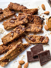 CHOCOLATE CHIP ALMOND OAT BARS (GF + VG) 🤤