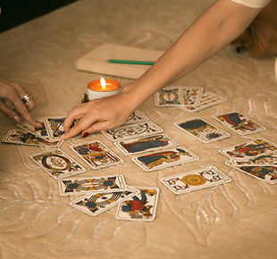 femme-grand-angle-lisant-le-tarot (2)_edited.jpg