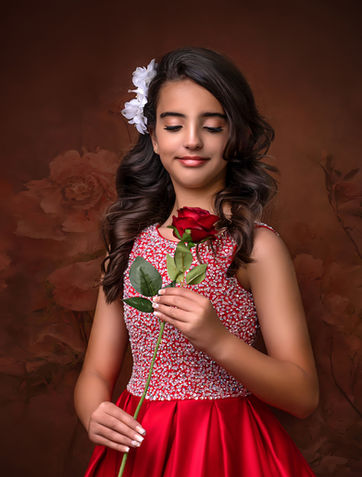 Jovencita mirando una rosa