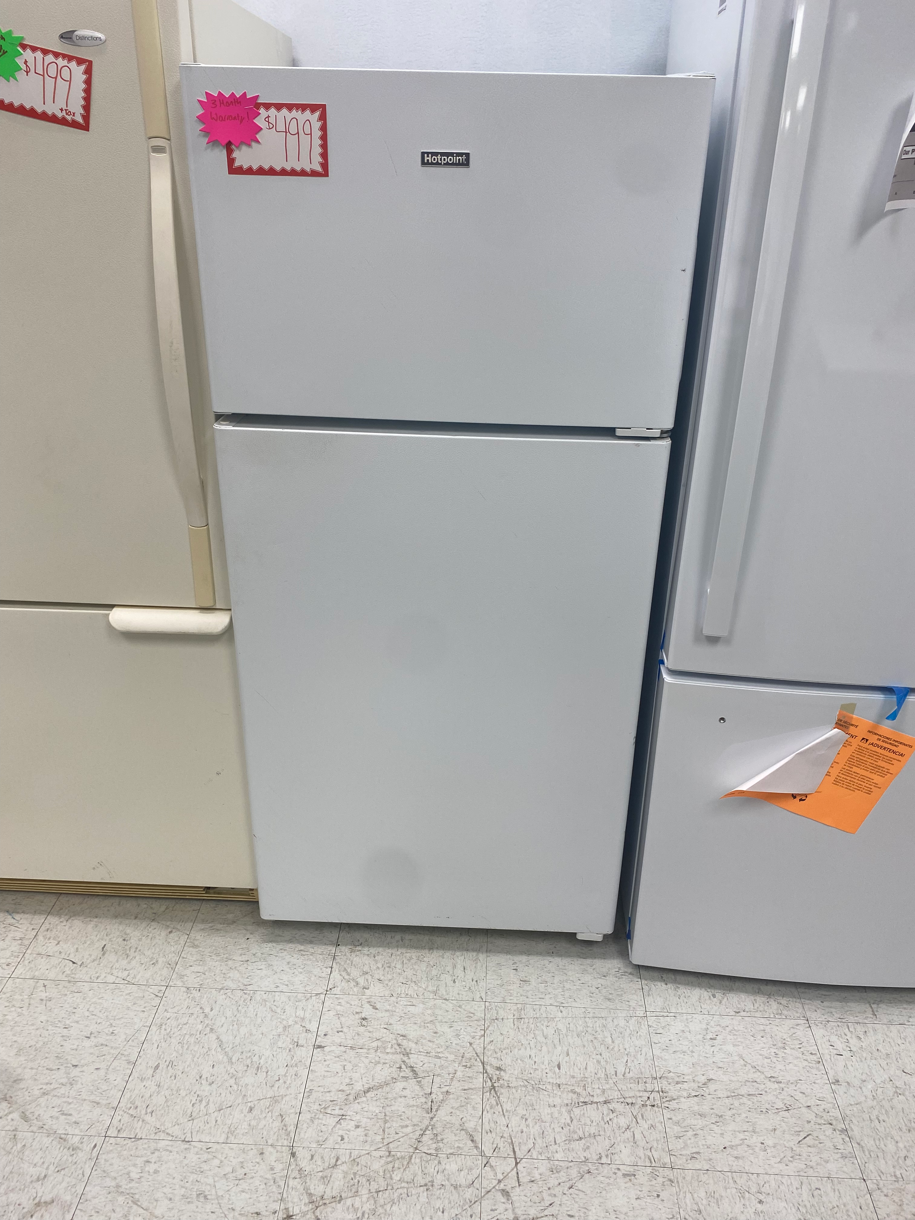 Hotpoint 28” 15.6cu.ft. top-freezer refrigerator -HPE16BTNDRWW