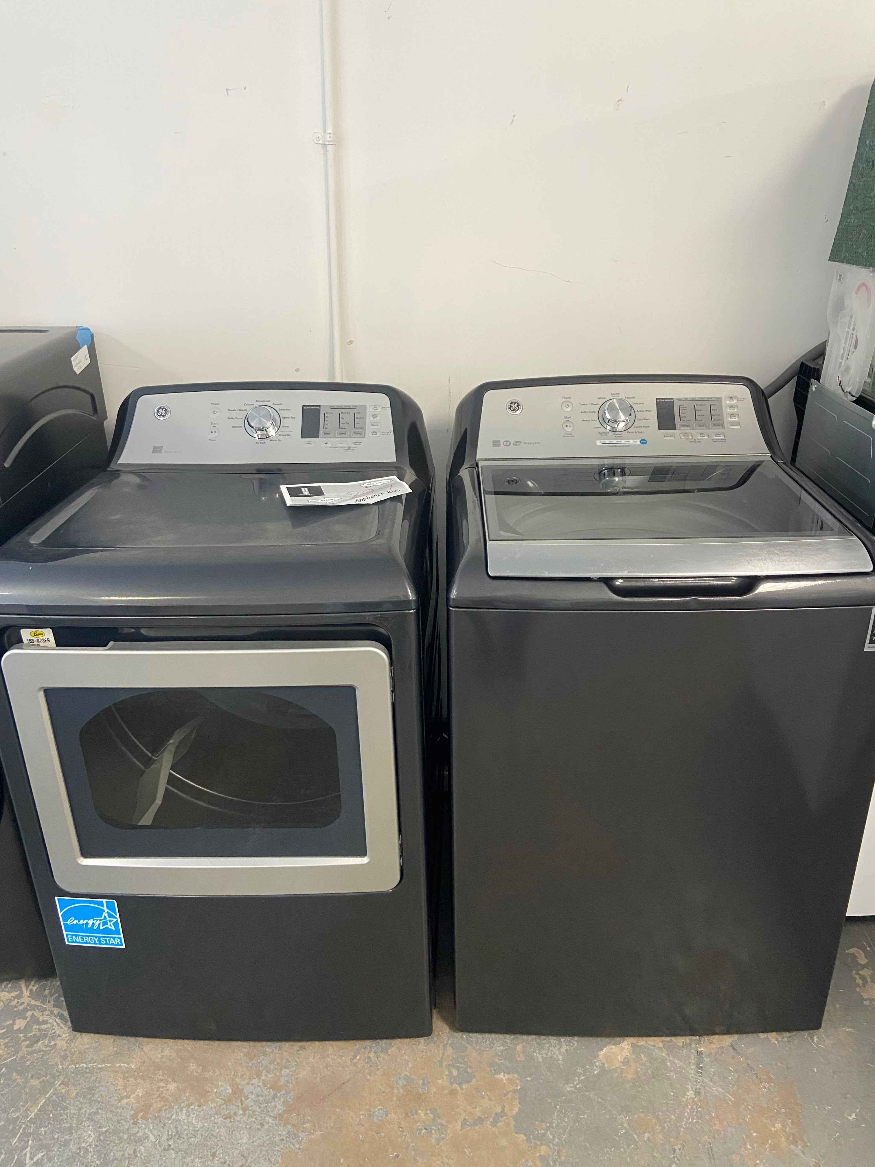 27” GE GTW680BMM0DG + GTD65EBMK0DG Laundry Set - Washer + Electric Dryer (Grey)