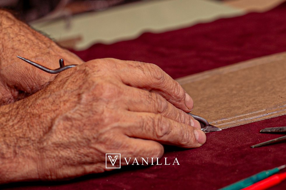 Mainile croitorului cum lucreaza din fabrica Vanilla days