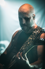 Mörk Gryning en concert au Ferrailleur de Nantes en décembre 2025 - Portrait du guitariste