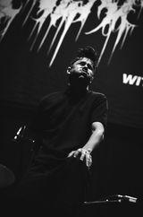 Neckbreakker en concert au Zénith de Nantes en décembre 2025 - Chanteur de plein headbang