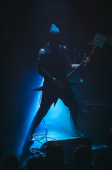 Angstskrig en concert au Ferrailleur de Nantes en décembre 2025 - Guitariste en solo