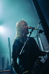 Stam1na en concert au Ferrailleur (Nantes) en mai 2025 - Bassiste en mode backing vocals