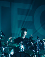 Concert d'Architects au Zénith de Nantes en mars 2025 - Batteur en solo