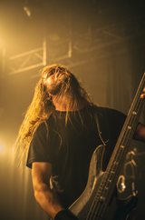 ...And Oceans en concert au Ferrailleur de Nantes en décembre 2025 - Portrait du bassiste