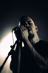 Concert de Vestige au Amarok Metal Fest 2026 - portrait du chanteur