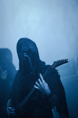 Concert de Deathcode Society au Muscadeath 2025 - Portrait guitariste