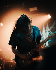 Inferi en concert au Ferrailleur de Nantes en février 2026 - Guitariste en solo
