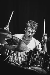 Neckbreakker en concert au Zénith de Nantes en décembre 2025 - Batteur en pleine action