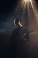 Concert de Vestige au Amarok Metal Fest 2026 - portrait du guitariste
