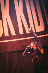 Comeback Kid en concert au Zénith de Nantes en décembre 2025 - Chanteur en mode horns up