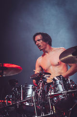 Gojira en concert au Zénith de Nantes en décembre 2025 - Batteur en mode guerrier
