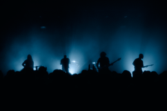 Concert de Klone au Amarok Metal Fest 2026 - groupe complet en contre-jour