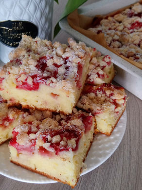 Jogurtowe ciasto z truskawkami i kruszonką