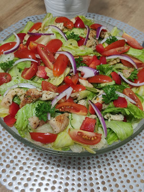 Sałatka z sałaty lodowej i kurczaka