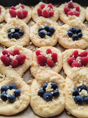 🍑 Drożdżówki ósemki z owocami i kruszonką 🍒