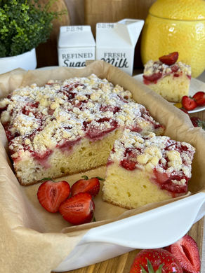 Jogurtowe ciasto z truskawkami i kruszonką