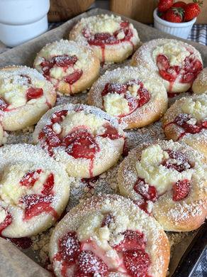 Drożdżówki z budyniem i truskawkami