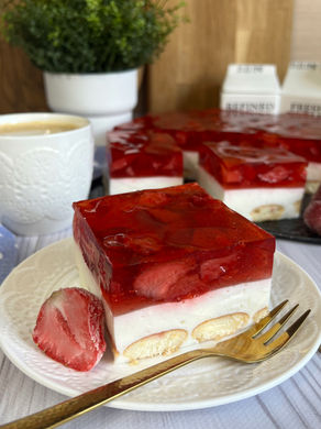 Jogurtowa pianka z galaretką i truskawkami