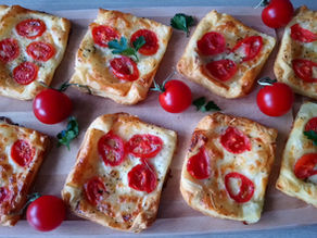 Ciasto francuskie z mozzarella i pomidorami - Przekąski na ciepło