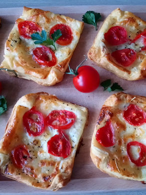 Ciasto francuskie z mozzarella i pomidorami - Przekąski na ciepło