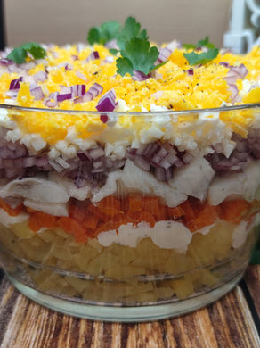 Warstwowa sałatka śledziowa