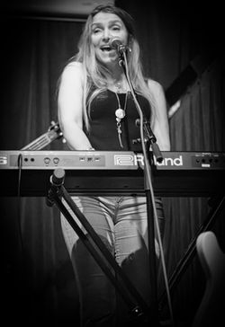 Jessica Lynn - Photograph 3