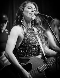 Jessica Lynn - Photograph 8