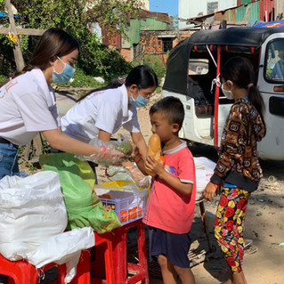 Verteilung der Lebensmittel an die Kinder in den Slums