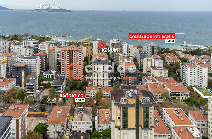 Deniz ve şehir manzaralı daire çevresi – konum drone görüntüsü