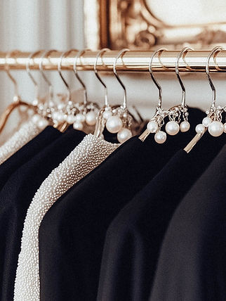 alsssmnzn_Minimal_elegance_a_collection_of_vintage_clothing_o_c7b1f0db-a9f4-46e0-8c43-87ea