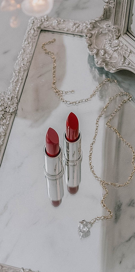 alsssmnzn_Soft-focus_luxury_a_pair_of_classic_red_lipsticks_r_c6f84b8b-d7d1-4b70-a970-0a2f
