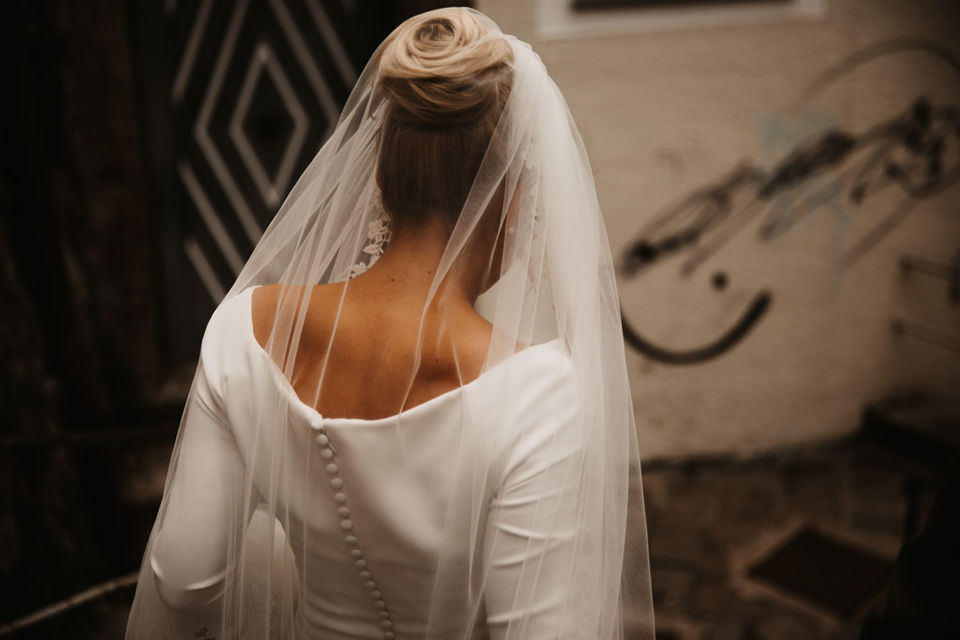 Frau von hinten im Brautkleid mit Schleier