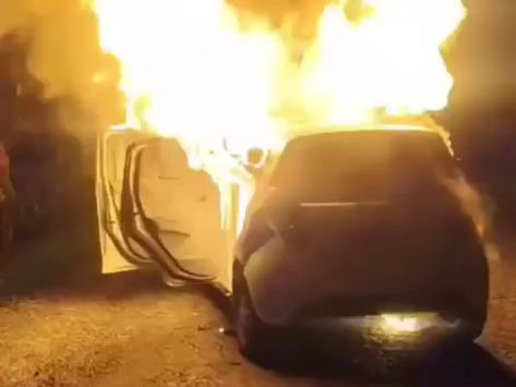 ¡Ataque en carretera! Hombres armados incineran vehículo de campaña de Abelardo De La Espriella en la vía Norte de Santander–Arauca