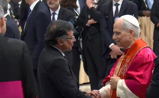 Primer saludo entre el presidente Gustavo Petro y el papa León XIV tras la ceremonia de inicio del pontificado