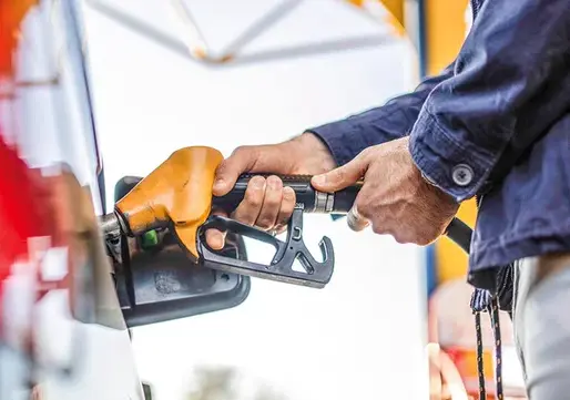 Alerta para los Conductores: Precio de la Gasolina Subirá a $16.000 por Galón, Confirma MinHacienda