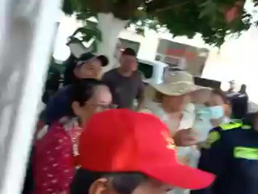 En Video Detención del abogado Lenin Bustos durante un desalojo