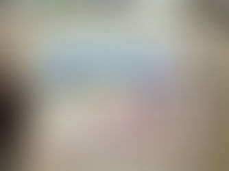 Buntstiftzeichnung einer weiten, hügeligen Landschaft mit Bergen; im Vordergrund steht eine Person mit dem Rücken zum Betrachtenden.