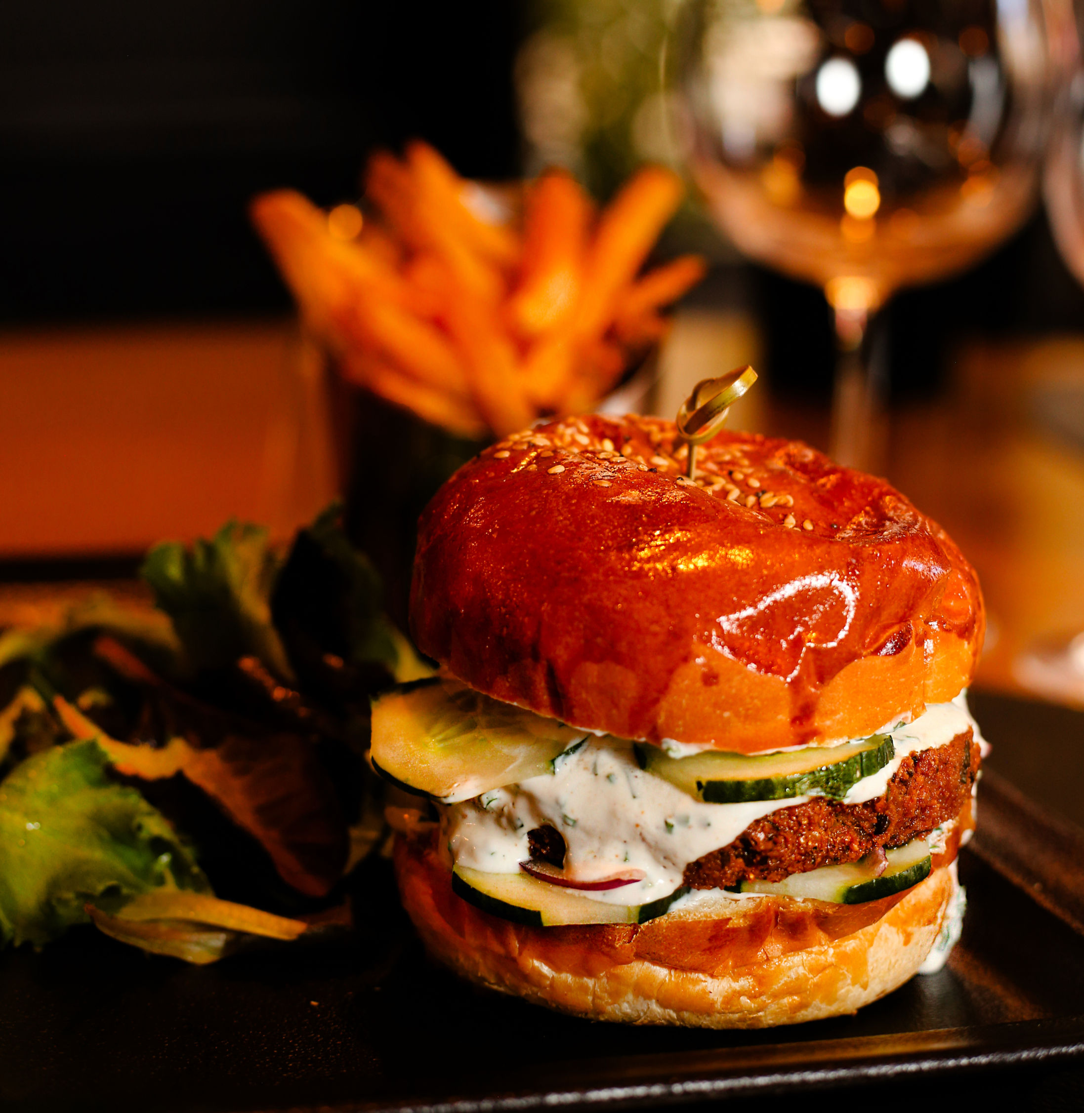 un burger végétarien avec frites et salade, ambiance feutré, gros plan, packshot produit le lutèce