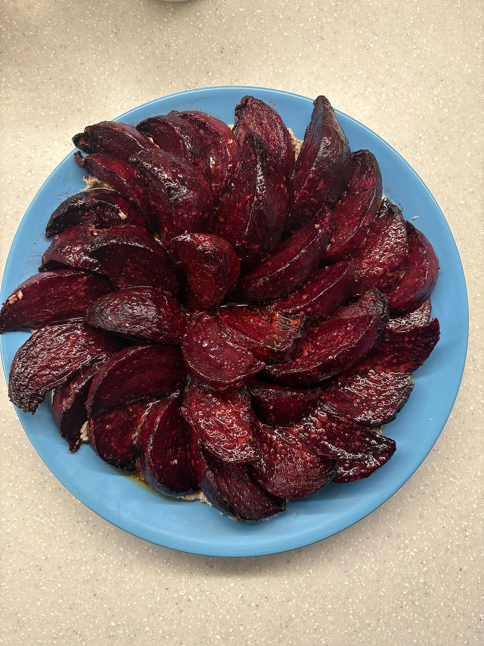 Запечений буряк з гірчичною заправкою та хлібно-горіховим соусом