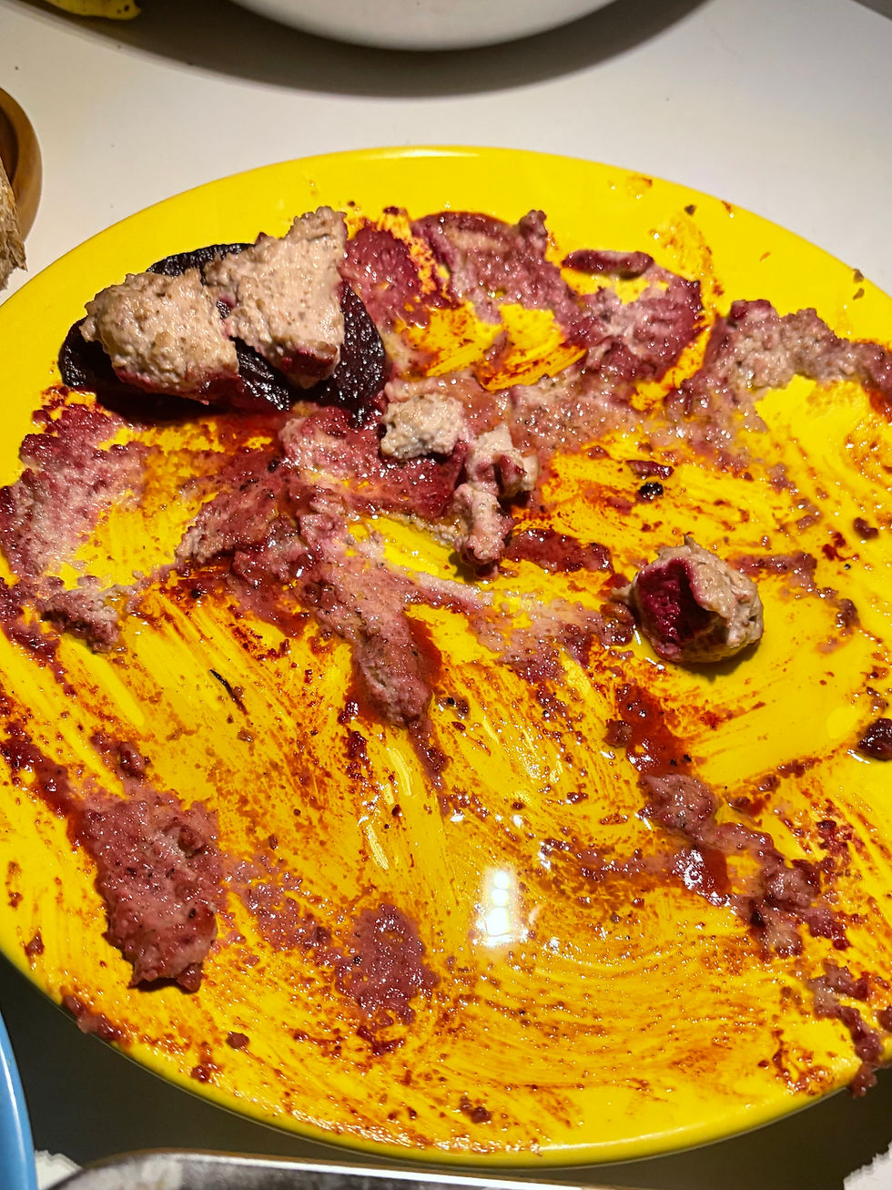 Майже порожня тарілка від запеченого буряка