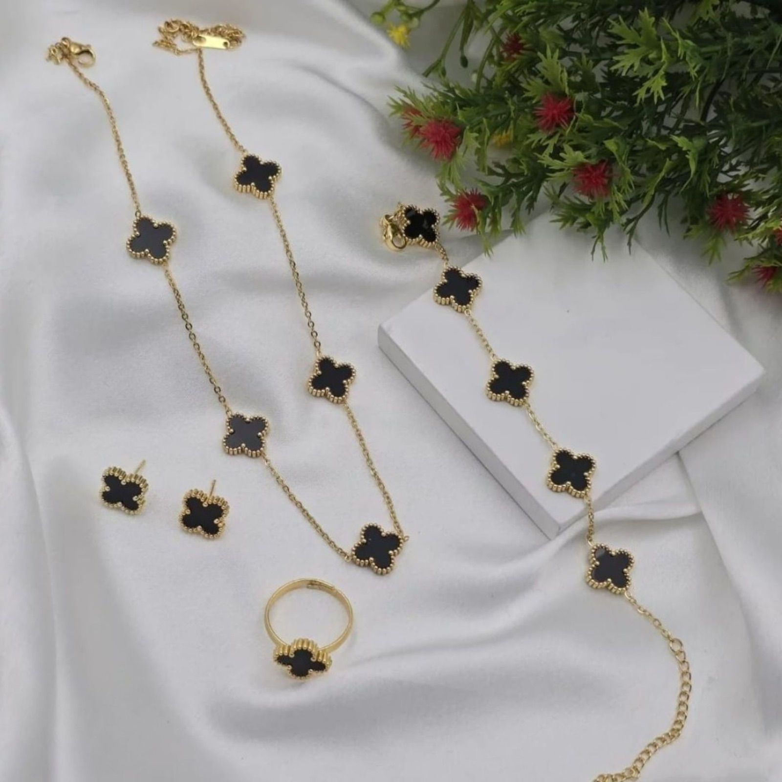 Black four clover set