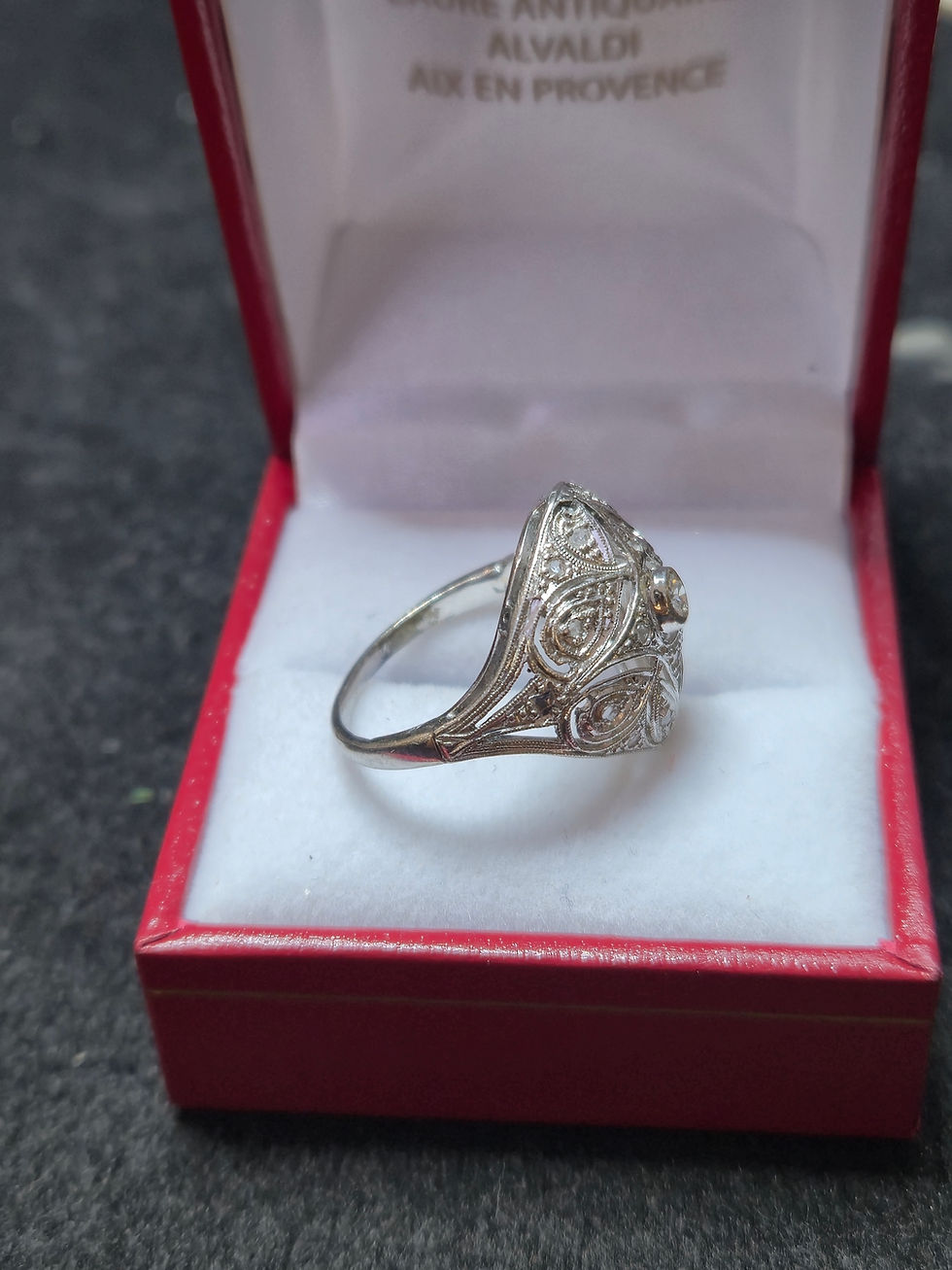 Miniature : Bague Ancienne Dôme Art Déco en Or Blanc & Platine Ajouré et Diamants