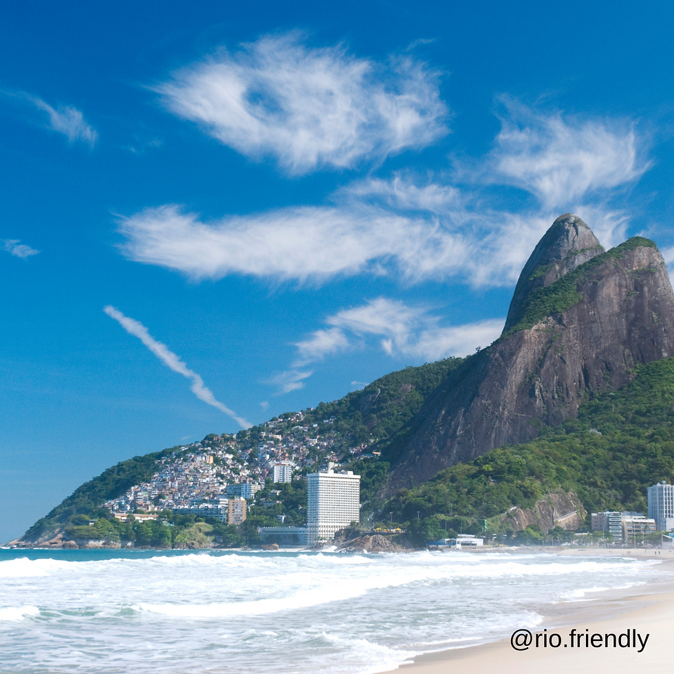 Imagen de La playa de Leblon con el Morro dois Irmaos de fondo