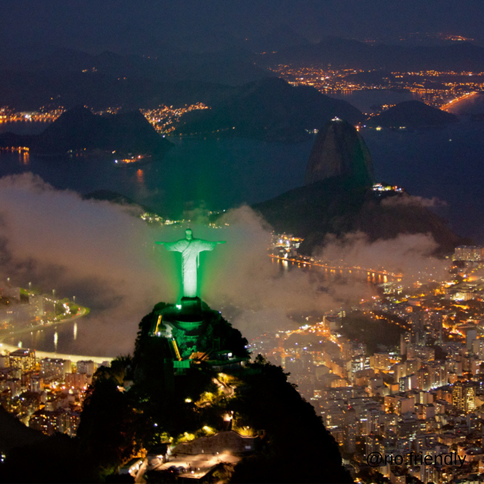 Vista aérea de Cristo Redentor iluminado