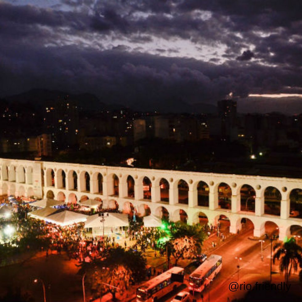 Vista aérea nocturna de Arcos de Lapa