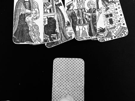 POURQUOI EST-IL SI DIFFICILE DE TIRER LES CARTES POUR SOI-MÊME ?